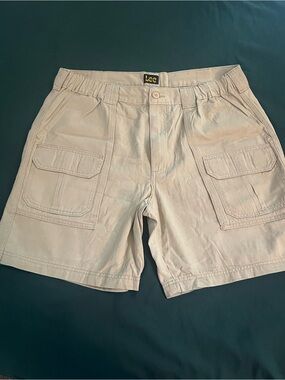 Lee Men's Lightweight Tan Cargo Shorts with Flap Pockets